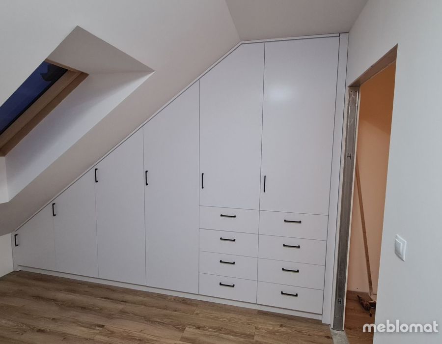 Zabudowy skosów i poddaszy, realizacja Meblomat