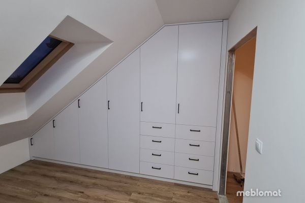 Zabudowy skosów i schodów na wymiar, realizacja Meblomat